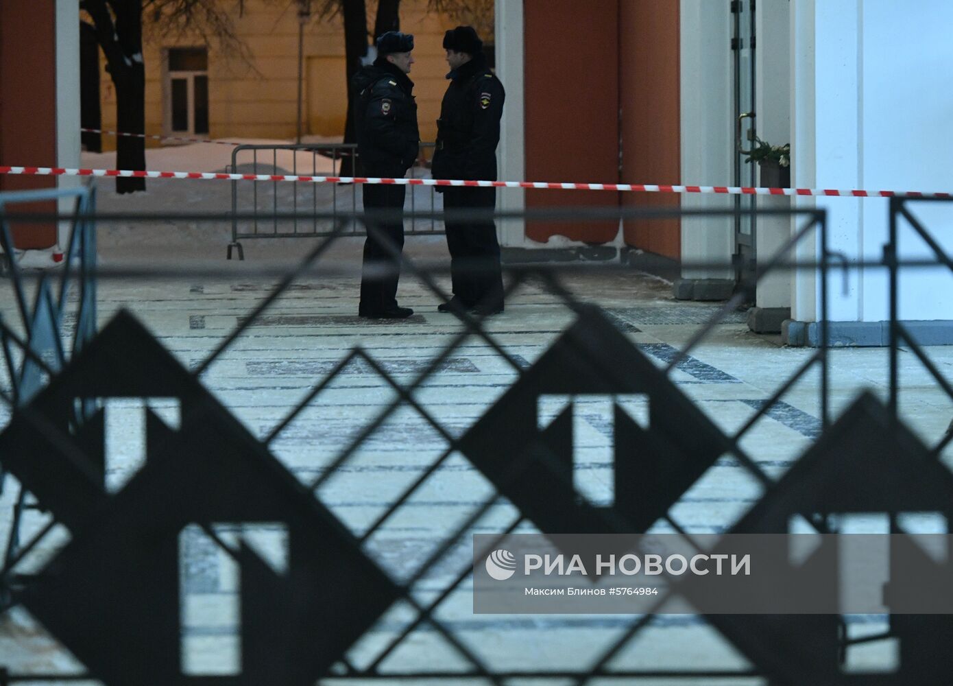 Обстановка у входа в Инженерный корпус Третьяковской галереи