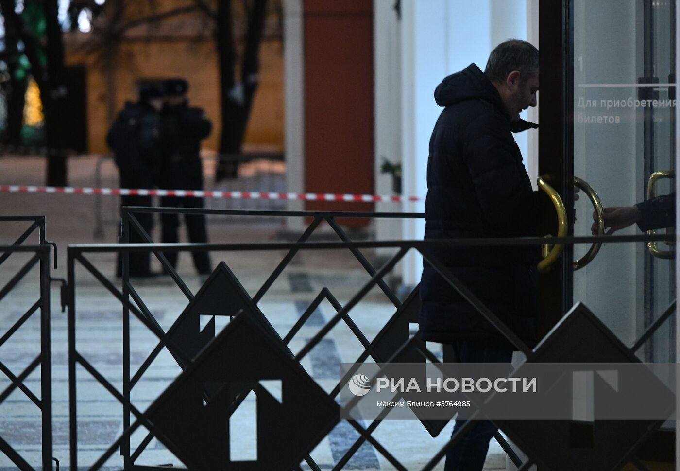 Обстановка у входа в Инженерный корпус Третьяковской галереи