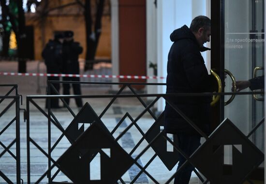 Обстановка у входа в Инженерный корпус Третьяковской галереи