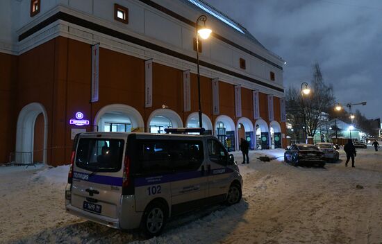 Обстановка у входа в Инженерный корпус Третьяковской галереи