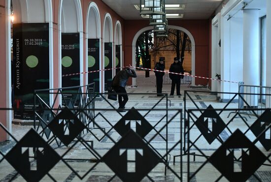 Обстановка у входа в Инженерный корпус Третьяковской галереи