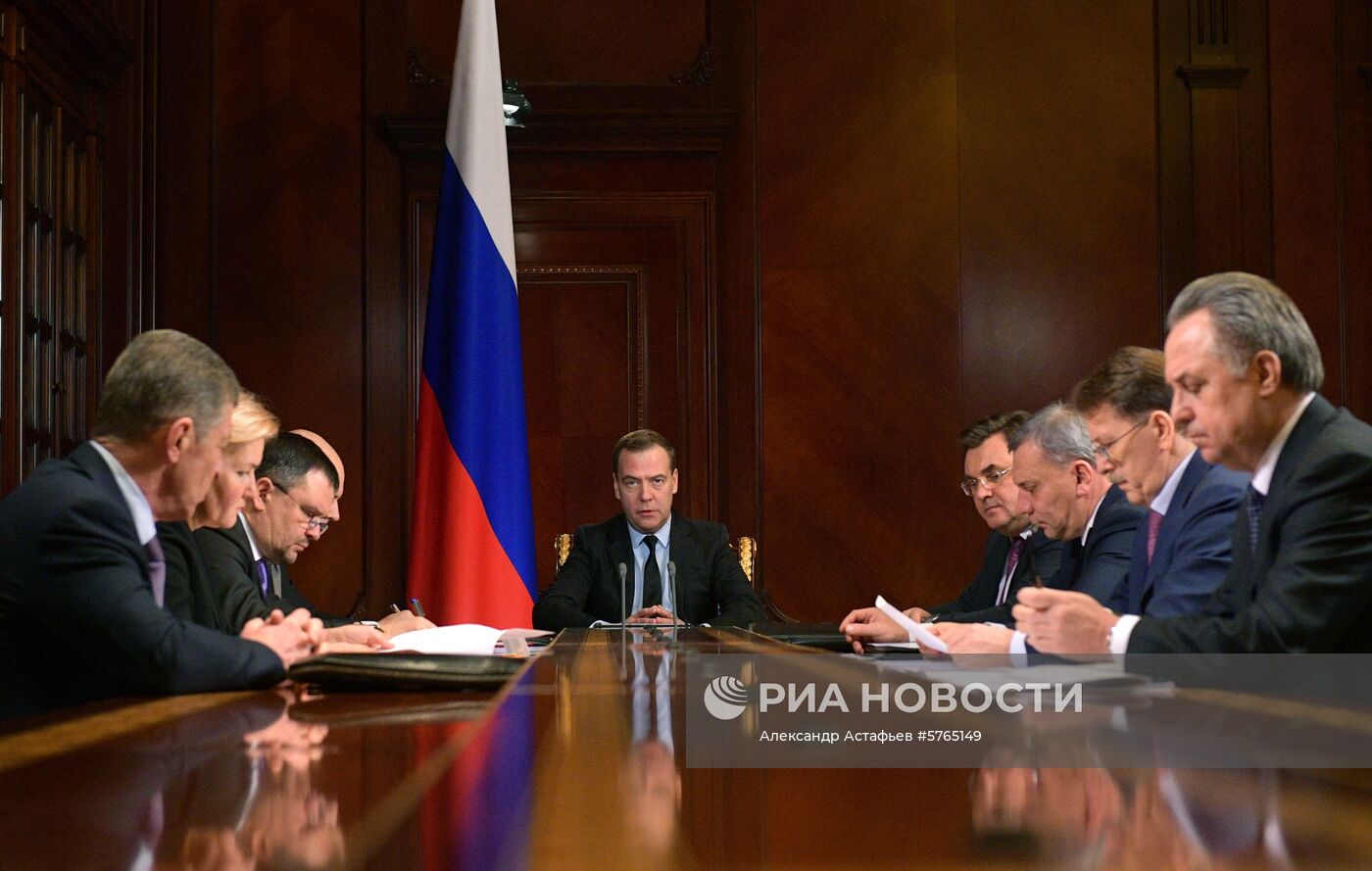 Премьер-министр РФ Д. Медведев провел совещание с вице-премьерами РФ