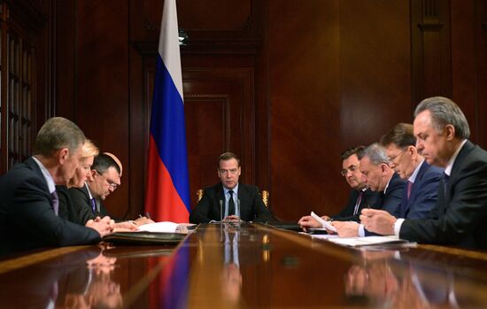 Премьер-министр РФ Д. Медведев провел совещание с вице-премьерами РФ