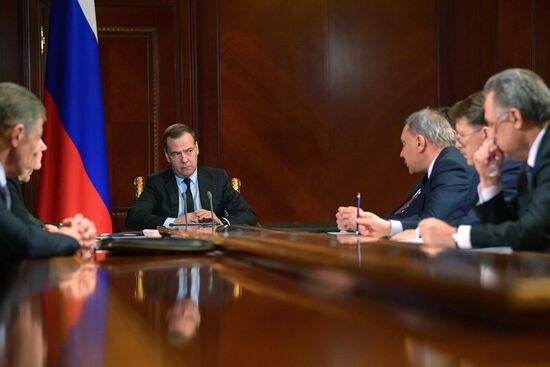 Премьер-министр РФ Д. Медведев провел совещание с вице-премьерами РФ