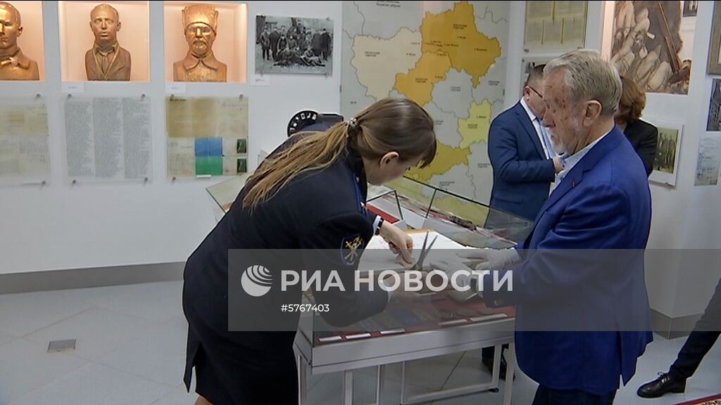 Церемония передачи похищенной картины Архипа Куинджи "Ай-Петри. Крым"