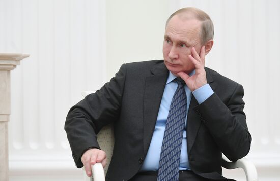 Президент РФ В. Путин встретился с президентом Молдавии И. Додоном
