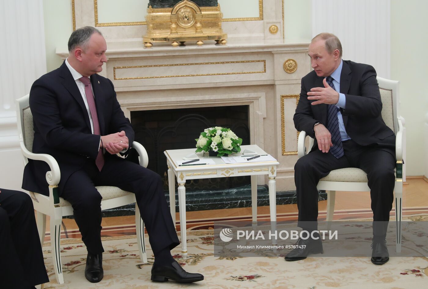 Президент РФ В. Путин встретился с президентом Молдавии И. Додоном