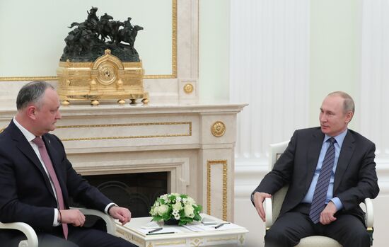 Президент РФ В. Путин встретился с президентом Молдавии И. Додоном