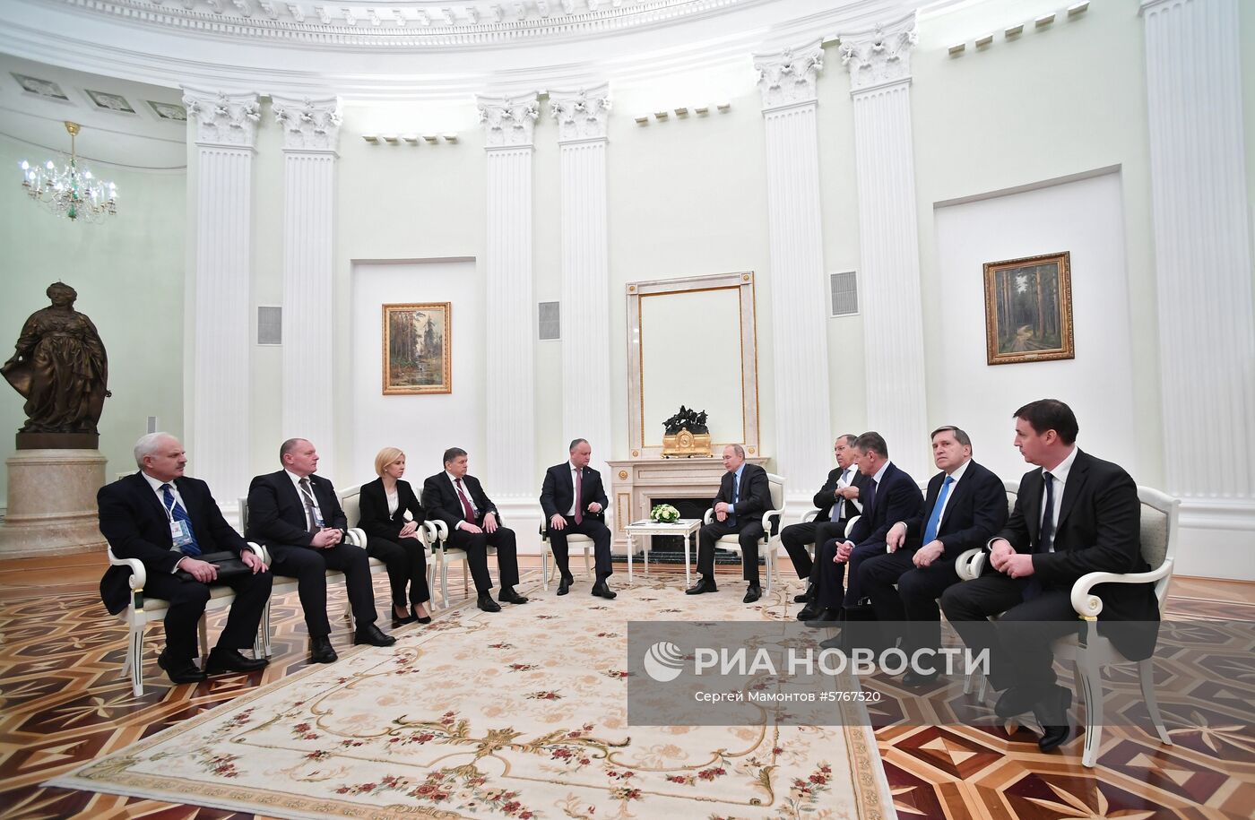 Президент РФ В. Путин встретился с президентом Молдавии И. Додоном