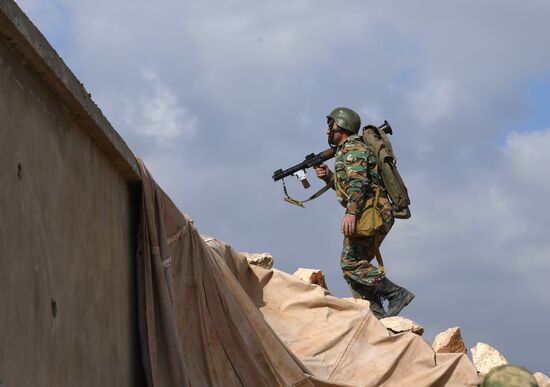 Передовые позиции сирийской армии в районе Алеппо