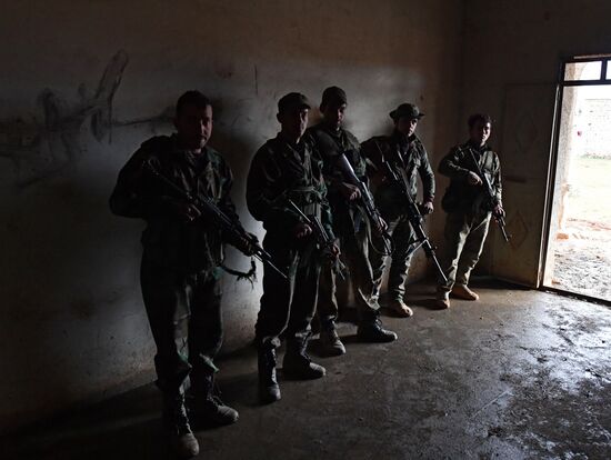 Передовые позиции сирийской армии в районе Алеппо