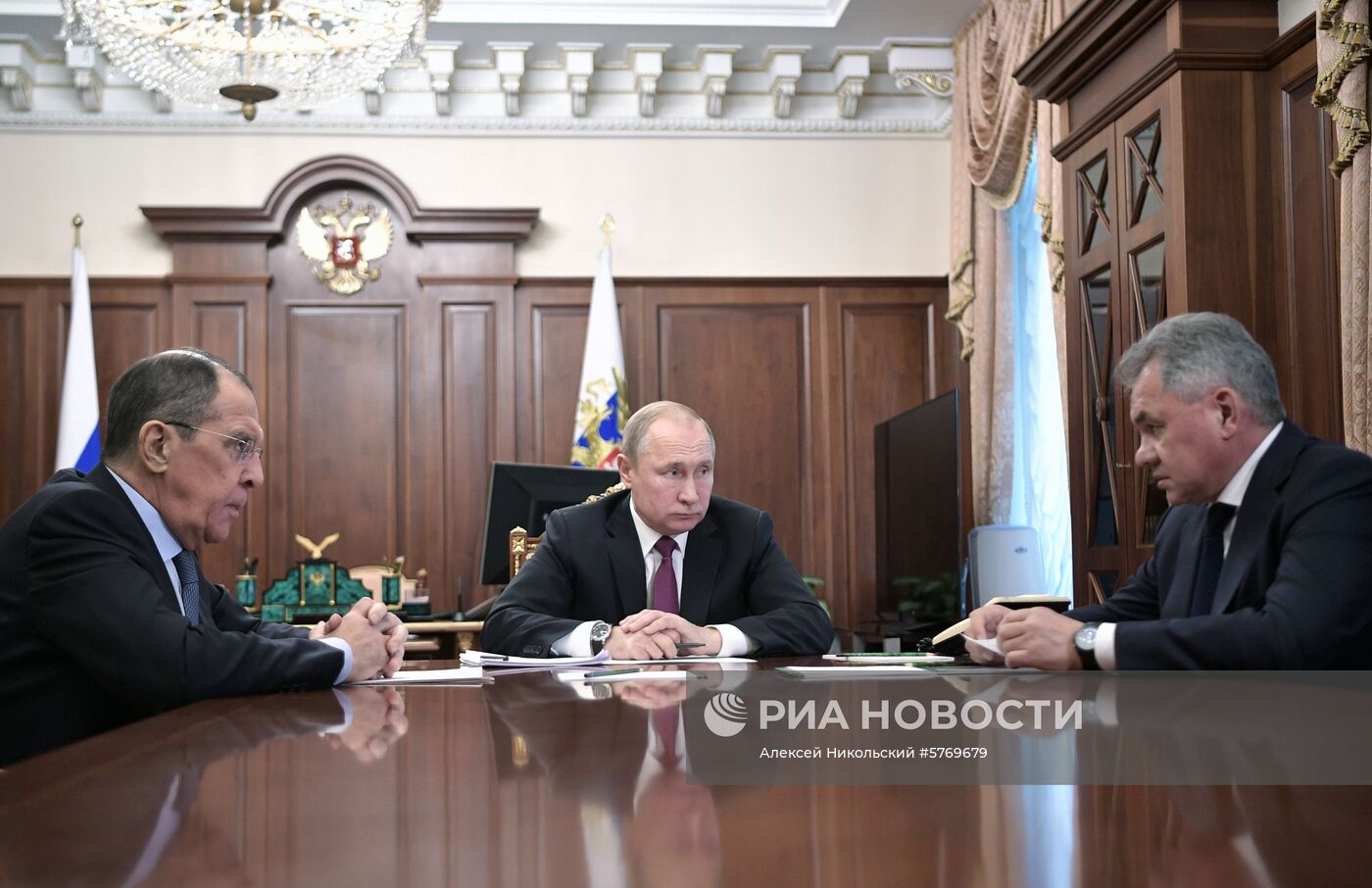 Президент РФ В. Путин встретился с главами МИД и Минобороны РФ С. Лавровым и C. Шойгу