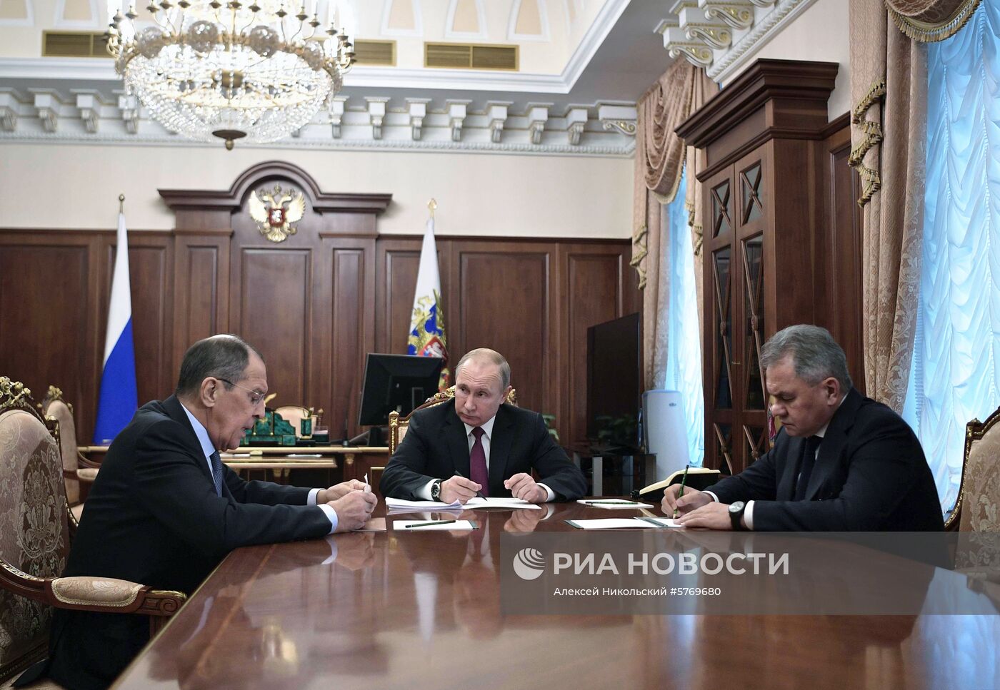 Президент РФ В. Путин встретился с главами МИД и Минобороны РФ С. Лавровым и C. Шойгу