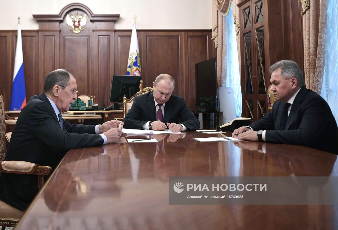 Президент РФ В. Путин встретился с главами МИД и Минобороны РФ С. Лавровым и C. Шойгу