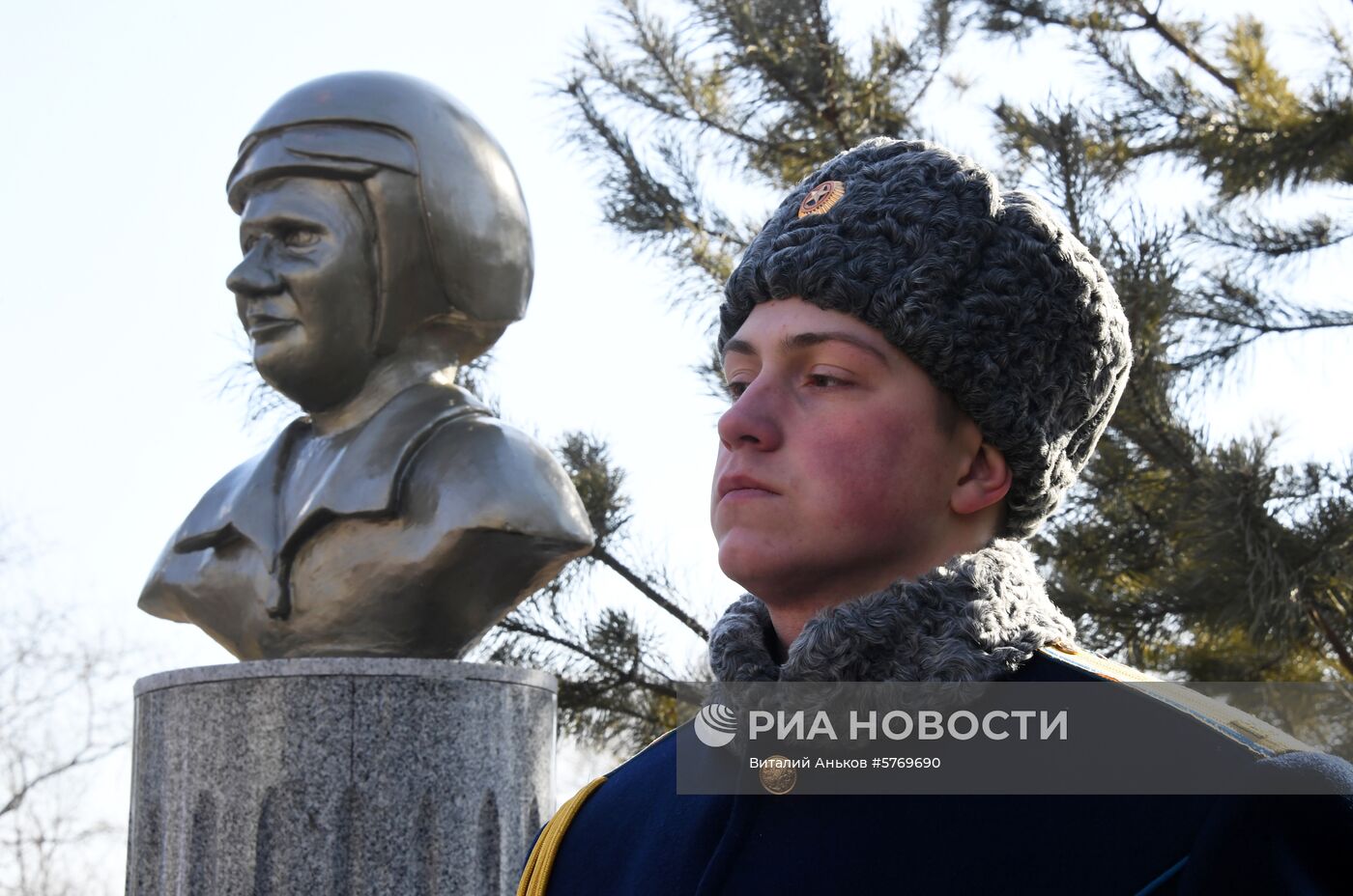 Открытие памятного бюста военному летчику Роману Филипову