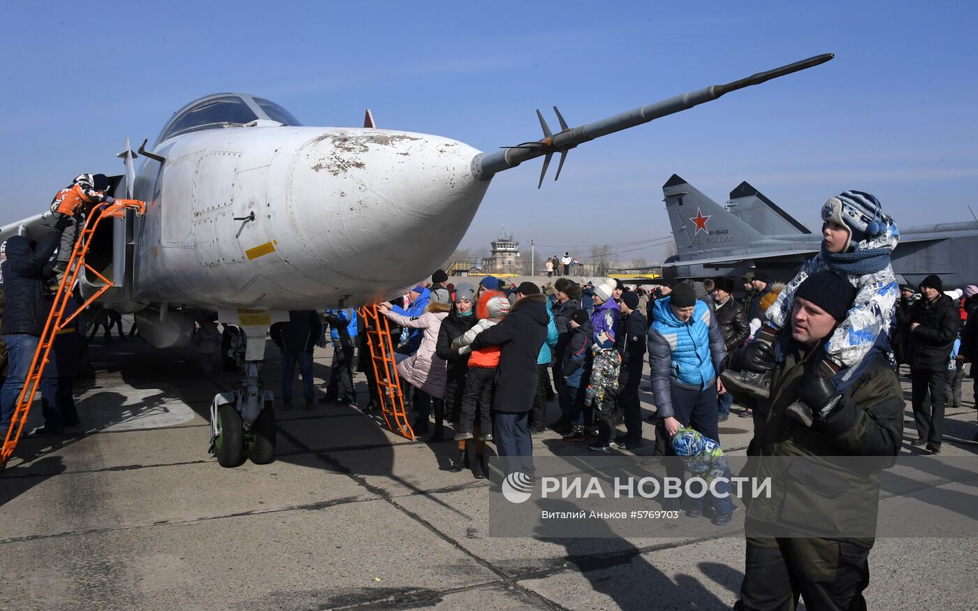 Открытие памятного бюста военному летчику Роману Филипову