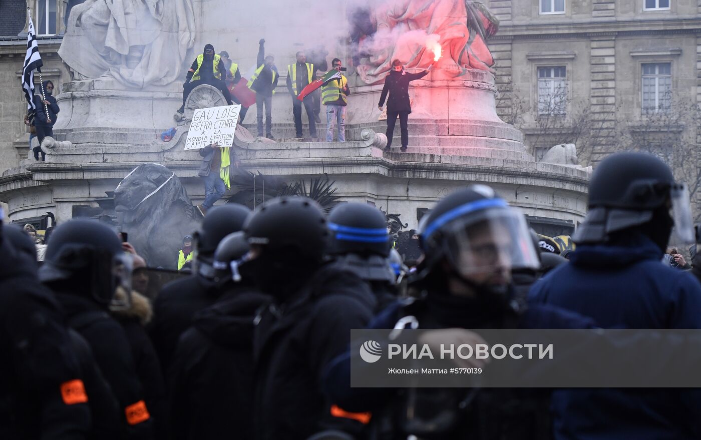 Акция протеста "жёлтых жилетов" во Франции