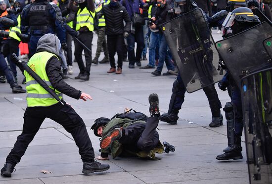 Акция протеста "жёлтых жилетов" во Франции