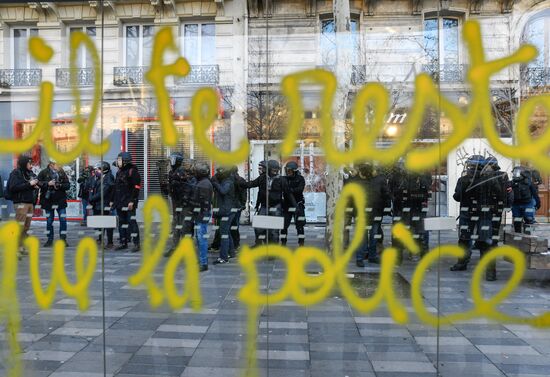 Акция протеста "жёлтых жилетов" во Франции