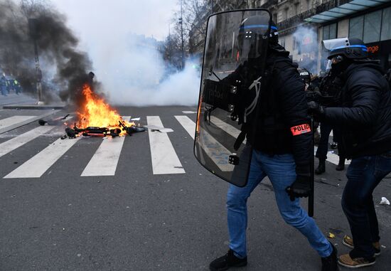 Акция протеста "жёлтых жилетов" во Франции