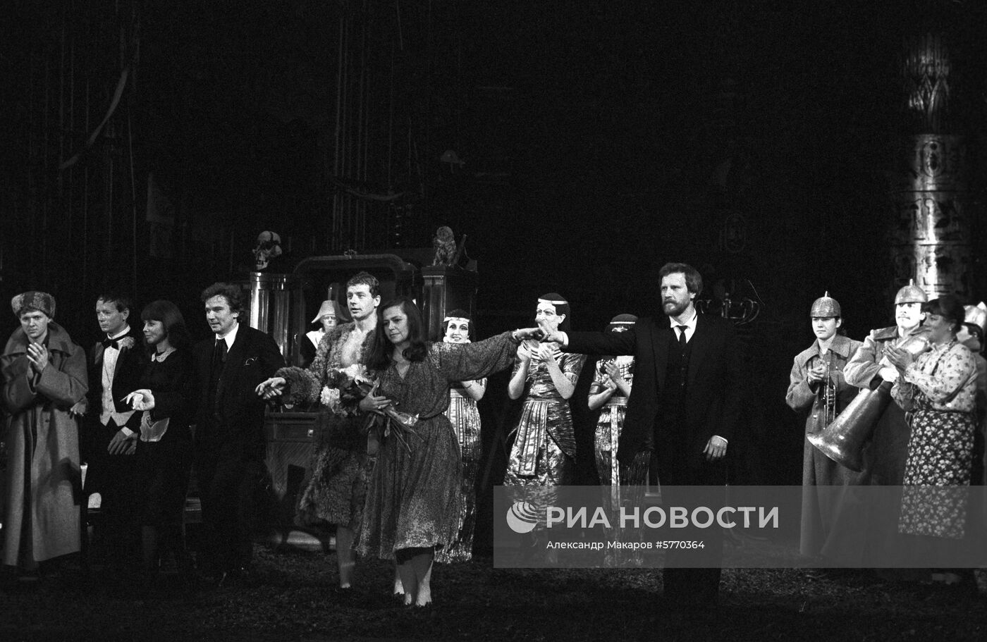 Сцена из спектакля театра МТЮЗ "Собачье сердце"