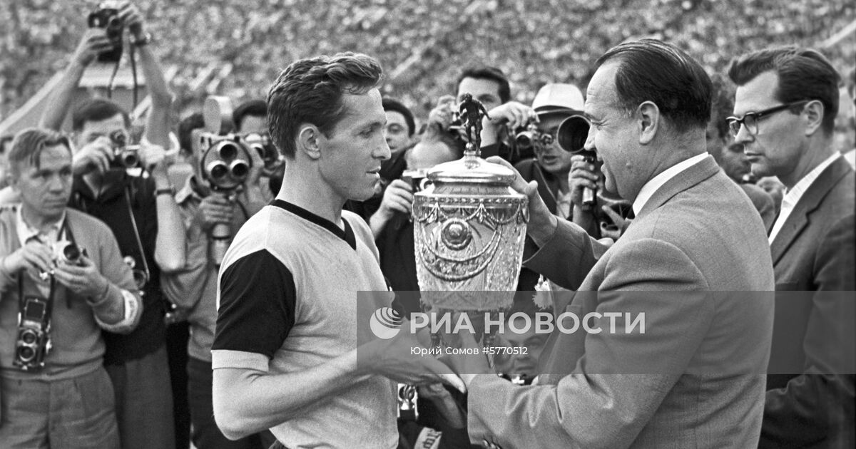 футболисты советской сборной поднимают кубок