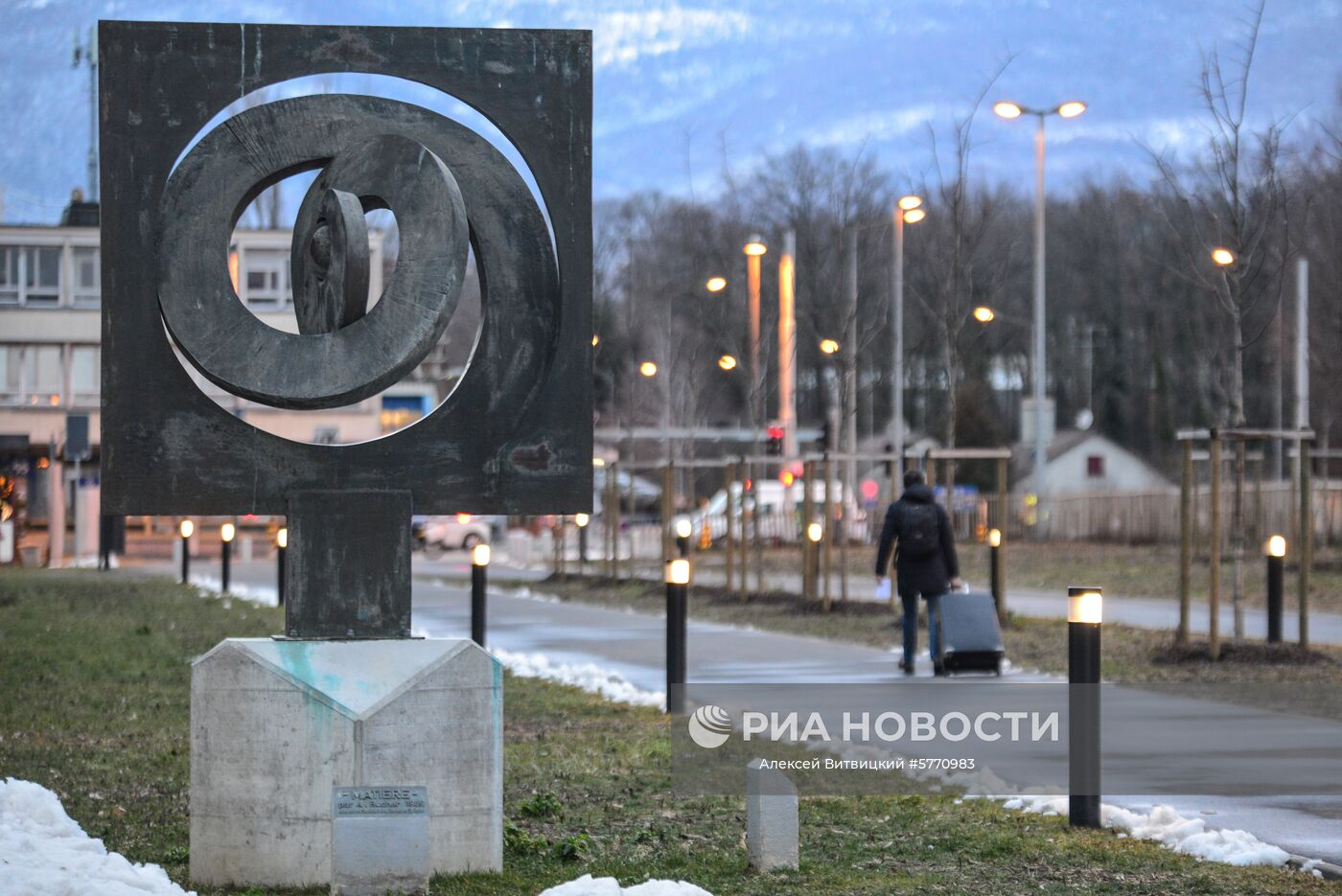 Эмблема Европейского совета по ядерным исследованиям ЦЕРН (CERN) в Женеве. Место: Швейцария, Женева. Автор: Алексей Витвицкий/РИА Новости. Города мира. Женева