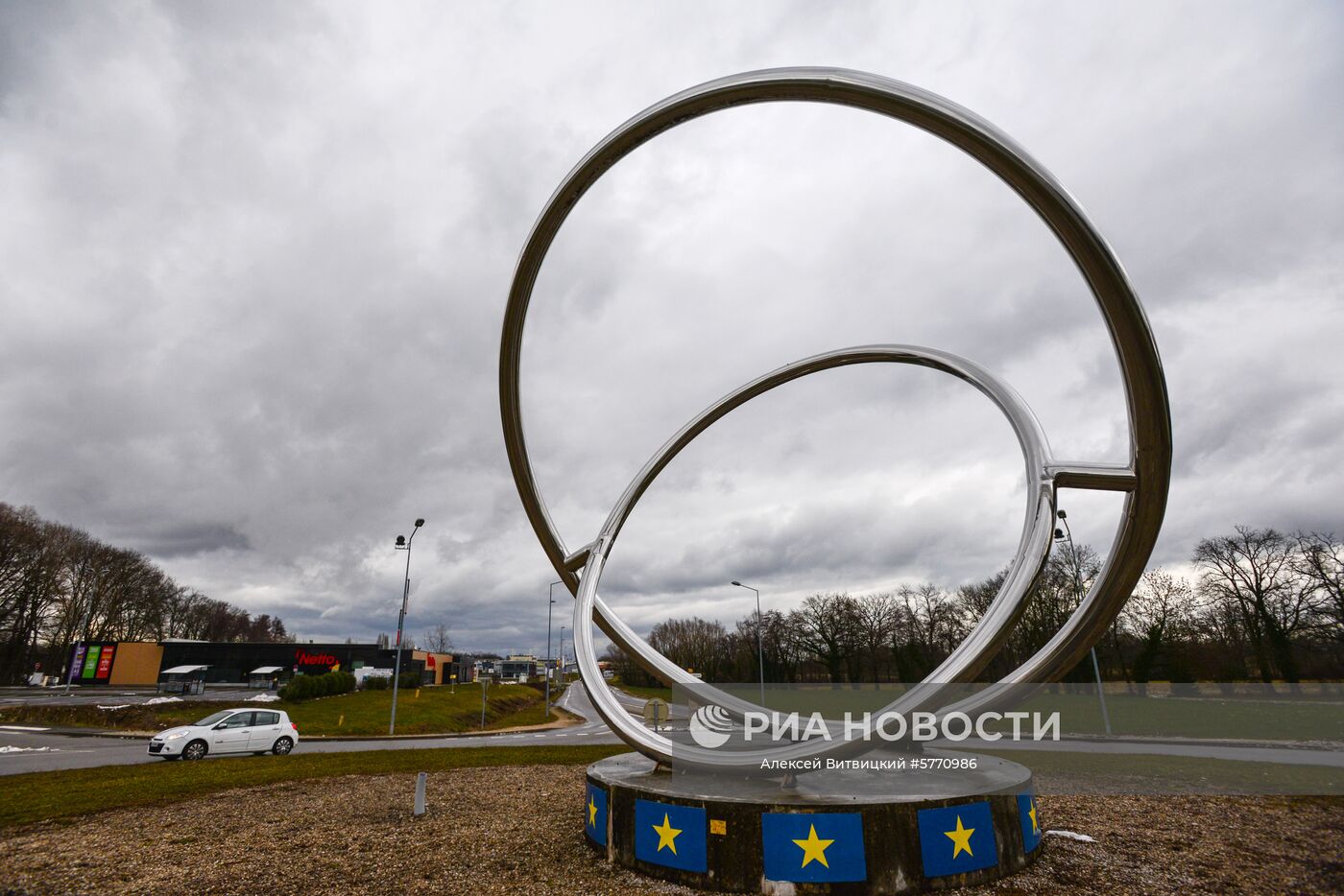 Памятник возле здания Европейского совета по ядерным исследованиям ЦЕРН (CERN) в Женеве. Место: Швейцария, Женева. Автор: Алексей Витвицкий/РИА Новости. Города мира. Женева