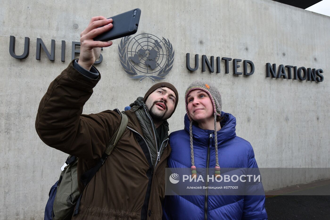 Туристы фотографируются на фоне здания Организации Объединённых Наций (ООН) в Женеве. Место: Швейцария, Женева. Автор: Алексей Витвицкий/РИА Новости. Города мира. Женева
