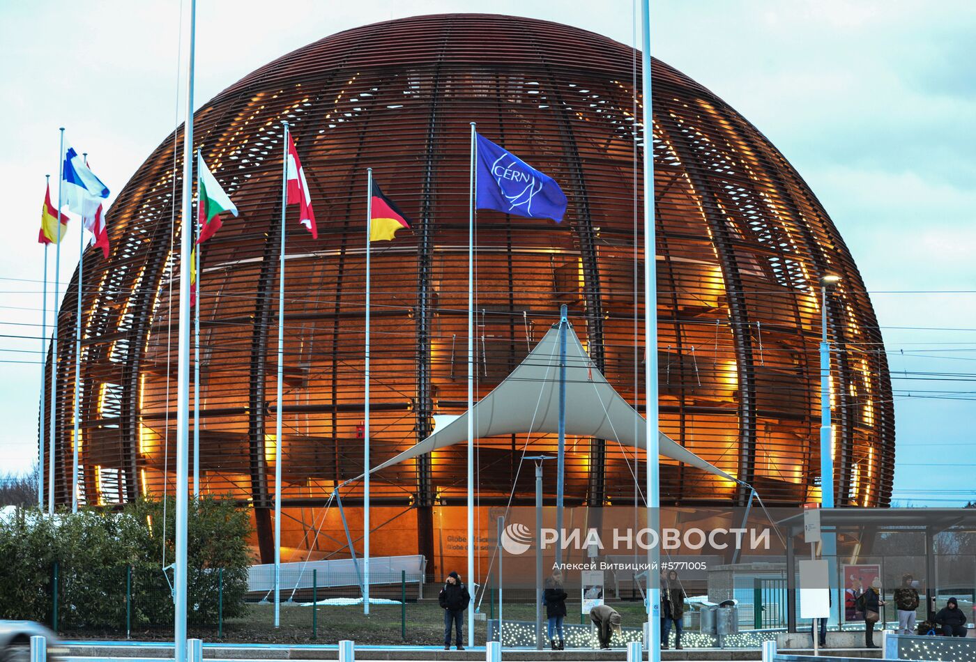 Глобус (The Globe) - символ Европейского совета по ядерным исследованиям (CERN), выполненный из дерева. Место: Швейцария, Женева. Автор: Алексей Витвицкий/РИА Новости. Города мира. Женева