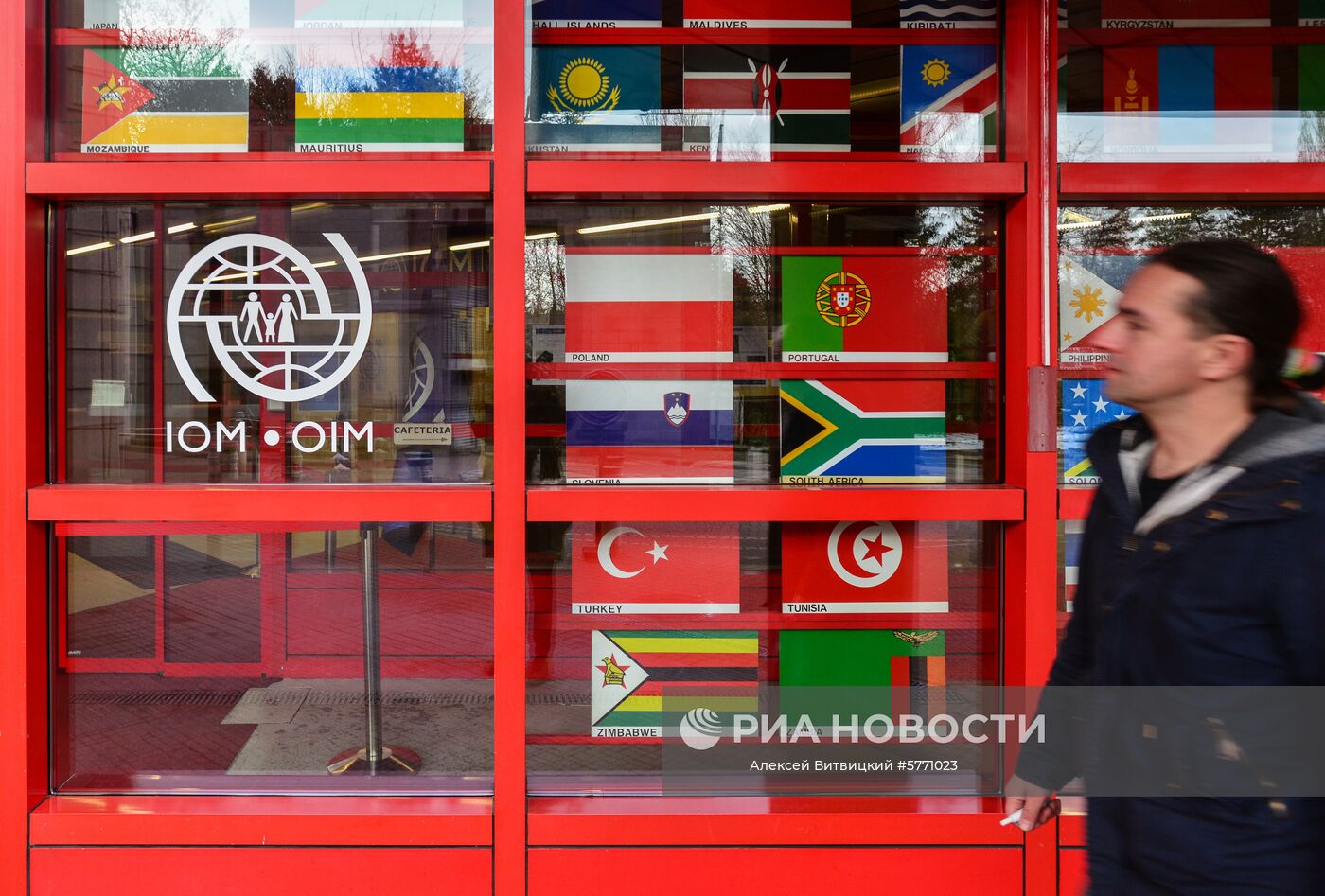 Эмблема на входе в здание щтаб-квартиры Международной организации по миграции (МОМ) в Женеве. Место: Швейцария, Женева. Автор: Алексей Витвицкий/РИА Новости. Города мира. Женева