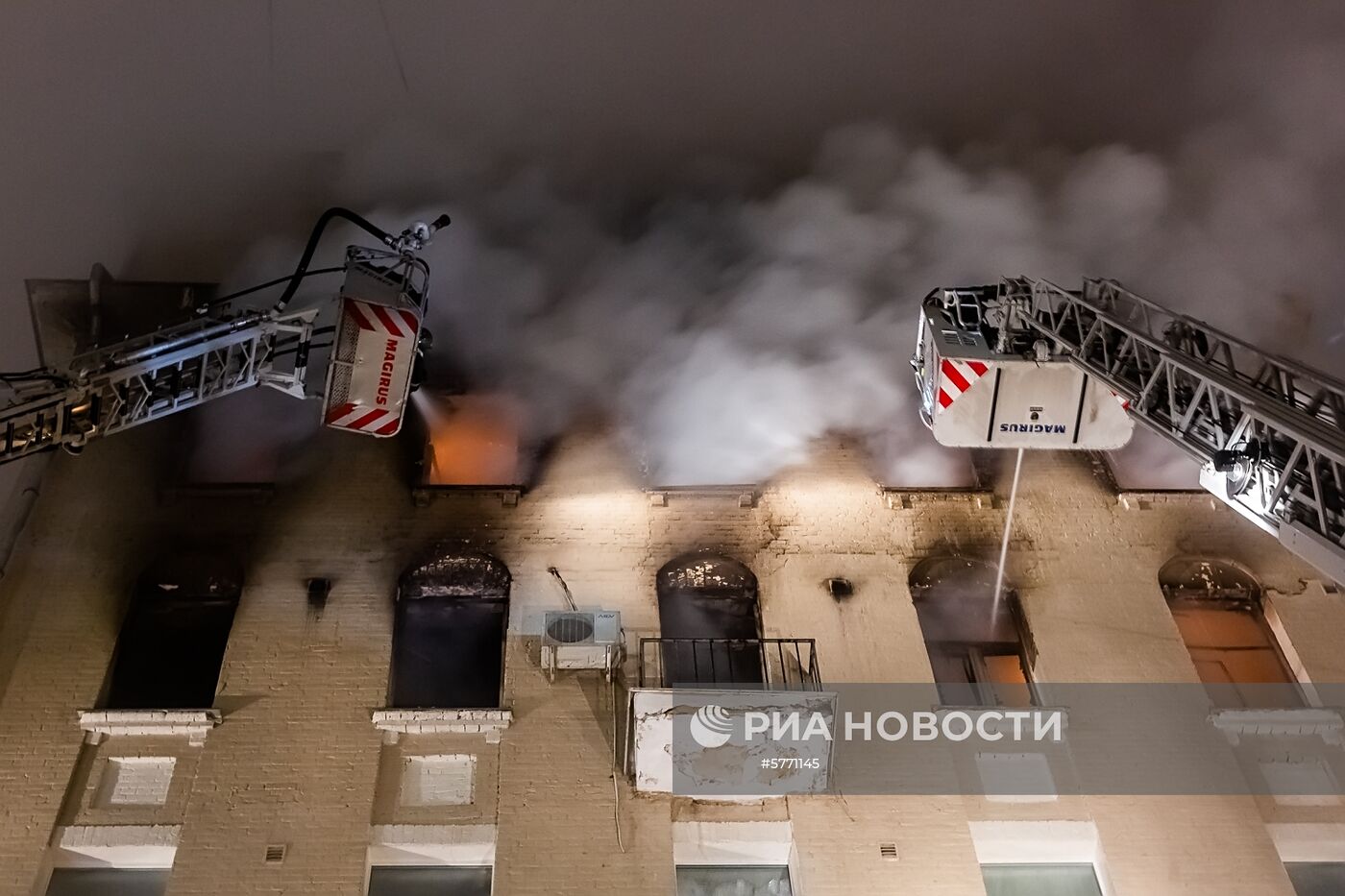 Пожар в жилом доме в центре Москвы