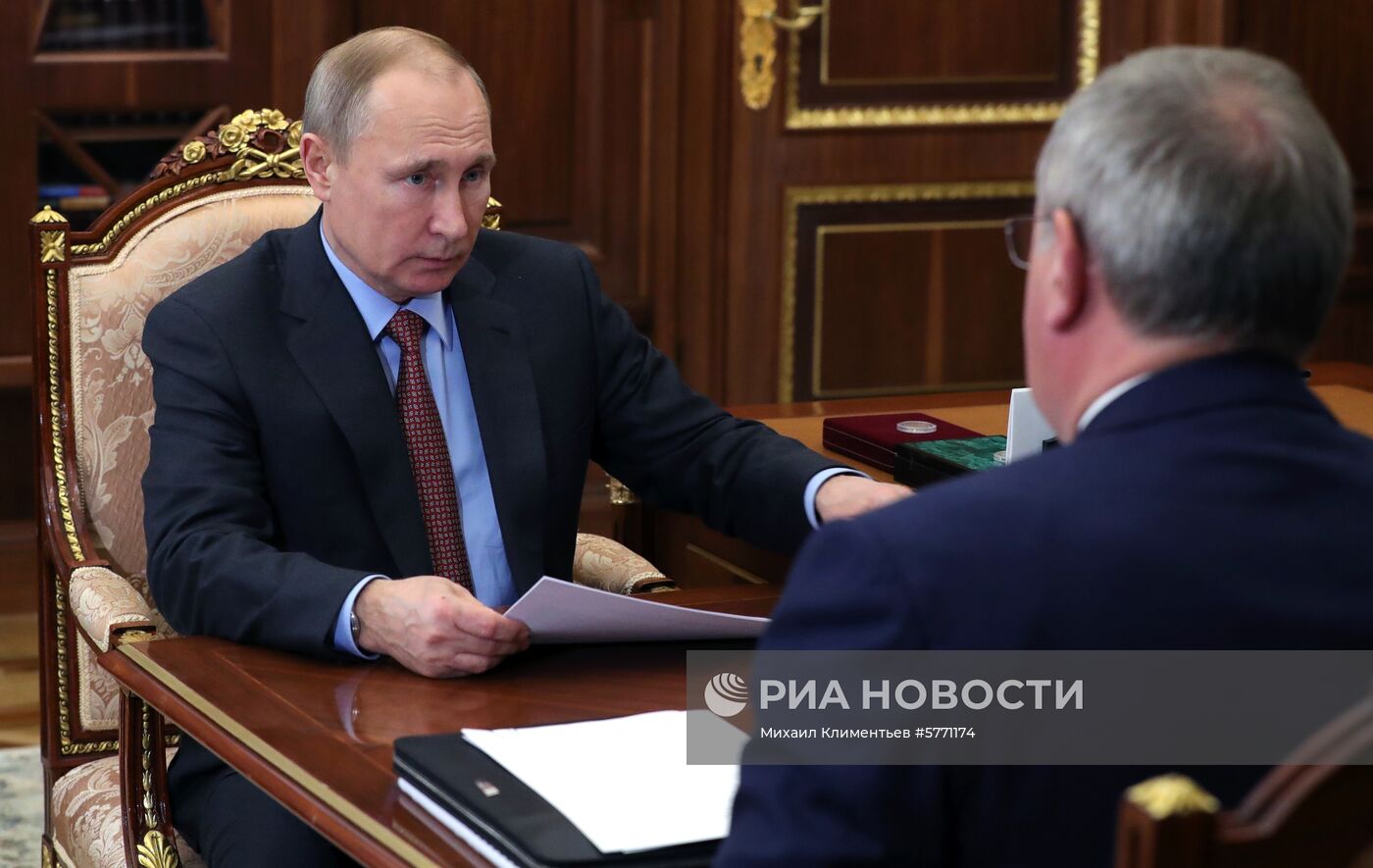 Рабочая встреча президента РФ В. Путина с главой "Роскосмоса" Д. Рогозиным