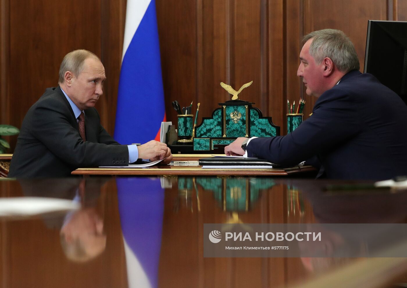 Рабочая встреча президента РФ В. Путина с главой "Роскосмоса" Д. Рогозиным