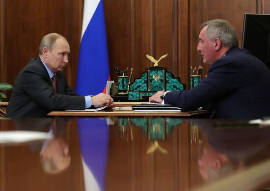 Рабочая встреча президента РФ В. Путина с главой "Роскосмоса" Д. Рогозиным