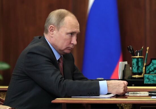 Рабочая встреча президента РФ В. Путина с главой "Роскосмоса" Д. Рогозиным