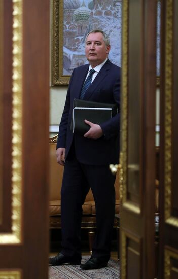Рабочая встреча президента РФ В. Путина с главой "Роскосмоса" Д. Рогозиным