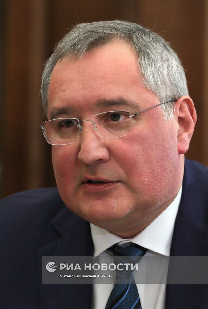 Рабочая встреча президента РФ В. Путина с главой "Роскосмоса" Д. Рогозиным