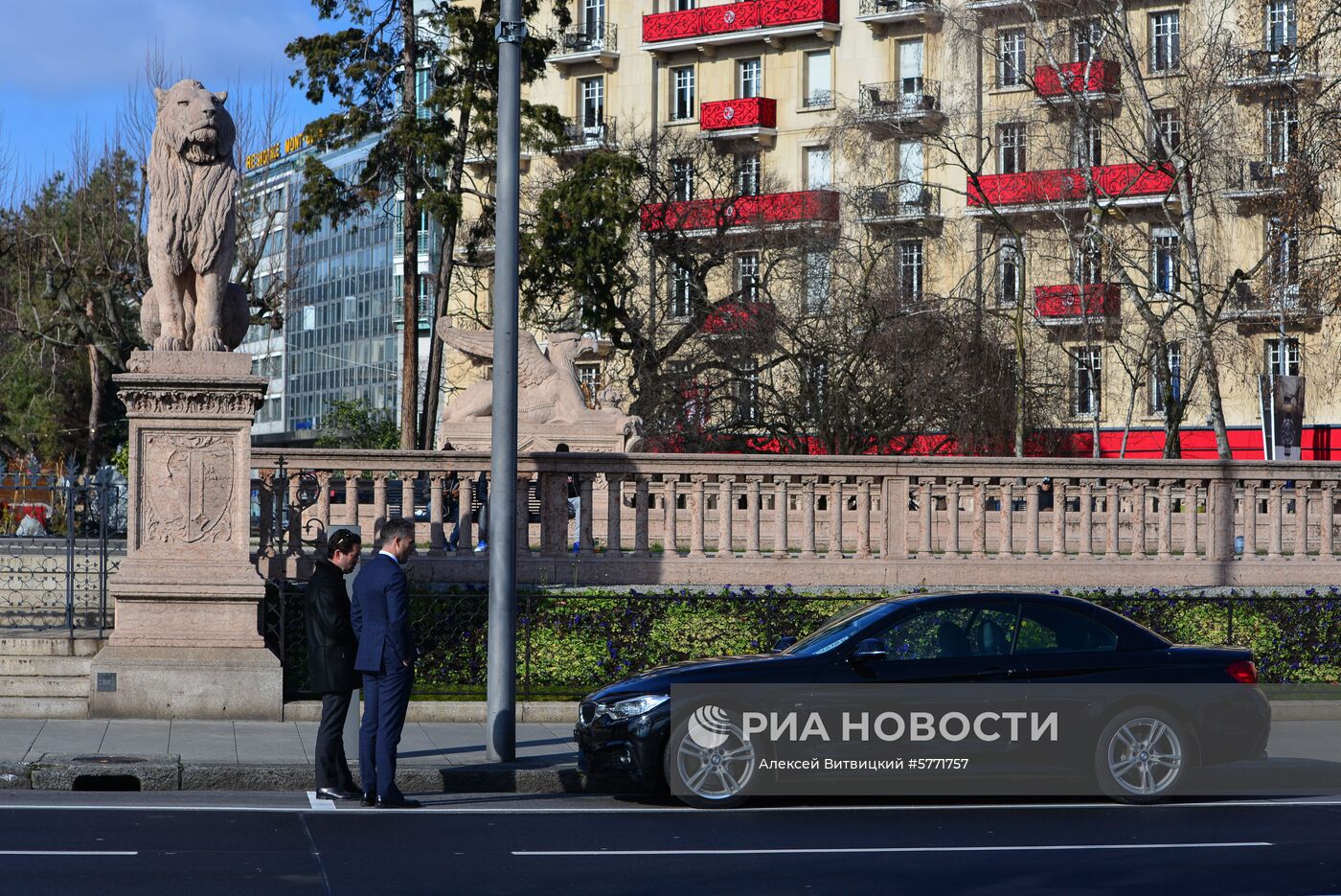 Мужчины возле автомобиля на одной из улиц Женевы. Место: Швейцария, Женева. Автор: Алексей Витвицкий/РИА Новости. Города мира. Женева