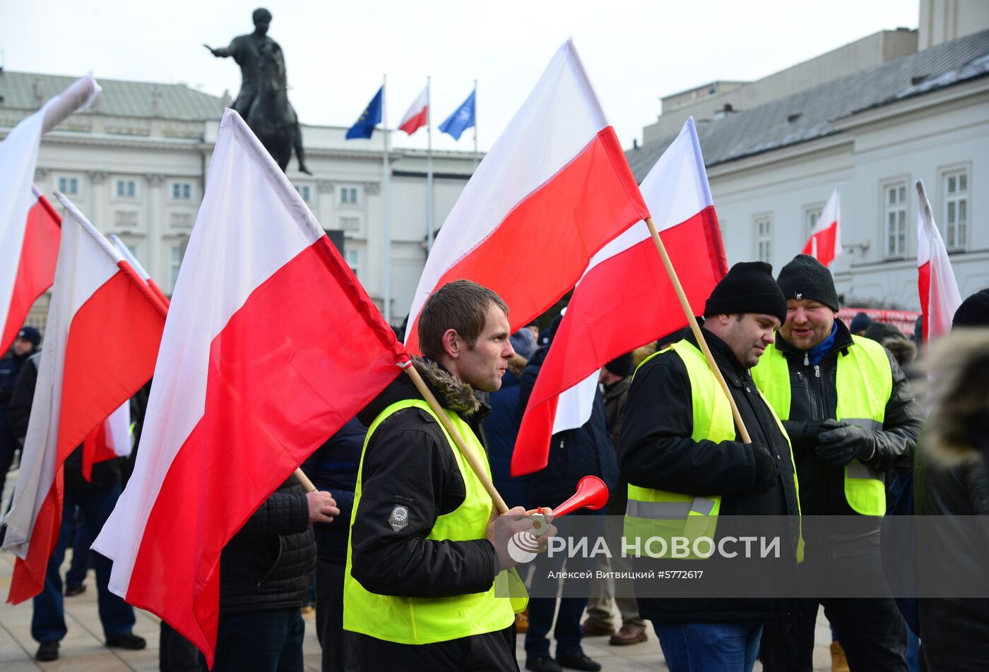 Акция протеста фермеров у президентского дворца в Варшаве