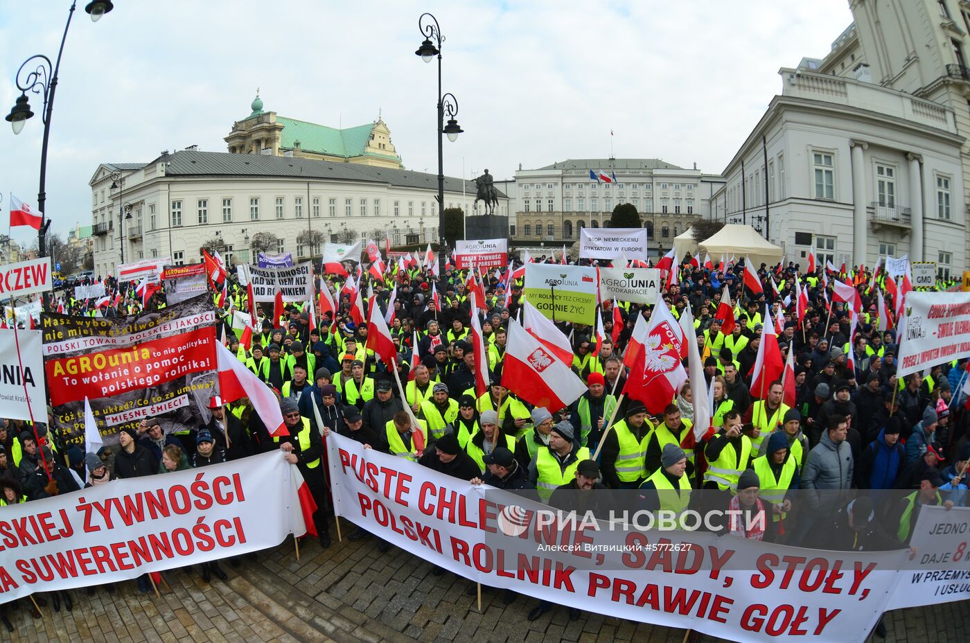 Акция протеста фермеров у президентского дворца в Варшаве