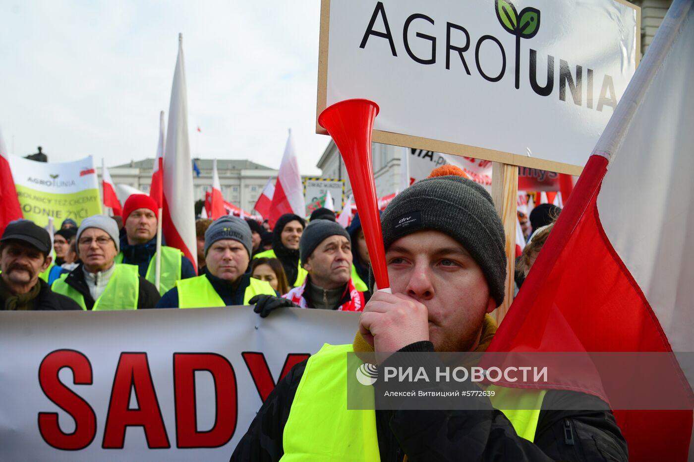 Акция протеста фермеров у президентского дворца в Варшаве