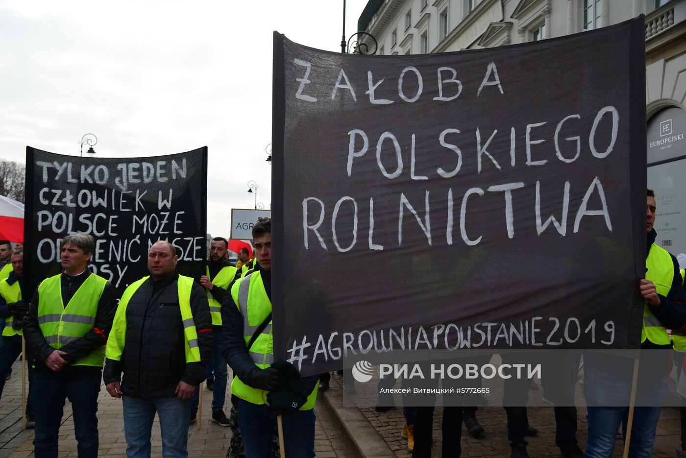 Акция протеста фермеров у президентского дворца в Варшаве