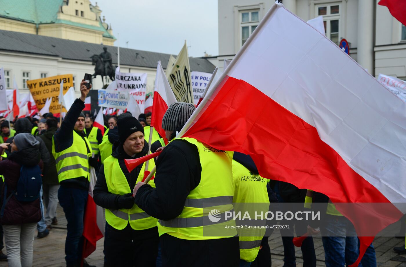 Акция протеста фермеров у президентского дворца в Варшаве