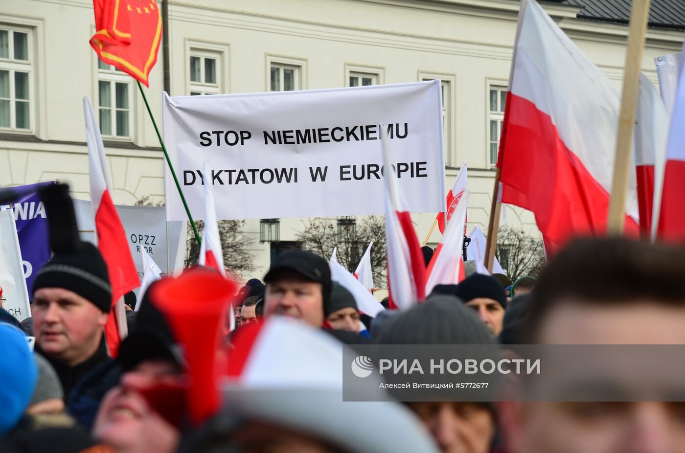 Акция протеста фермеров у президентского дворца в Варшаве