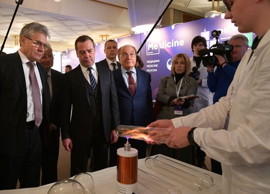 Премьер-министр РФ Д. Медведев принял участие в мероприятиях в рамках Года таблицы Менделеева
