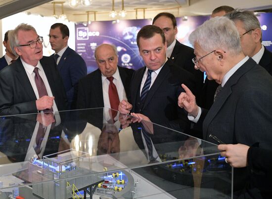 Премьер-министр РФ Д. Медведев принял участие в мероприятиях в рамках Года таблицы Менделеева