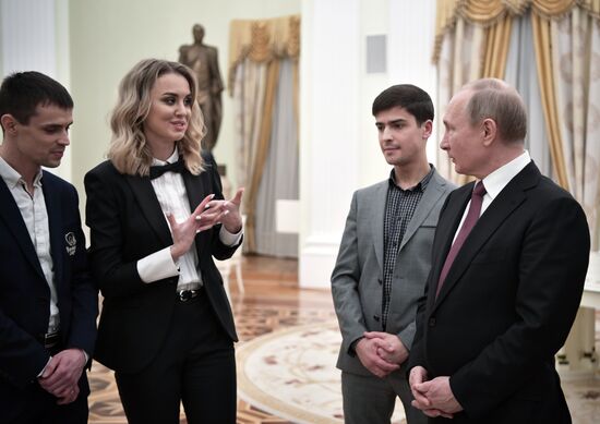 Президент РФ В. Путин встретился в Кремле с победителями национальной премии "Немалый бизнес - 2019"