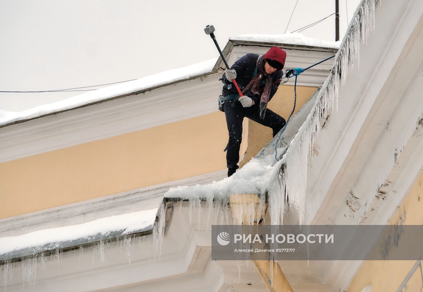 Чистка крыш от снега