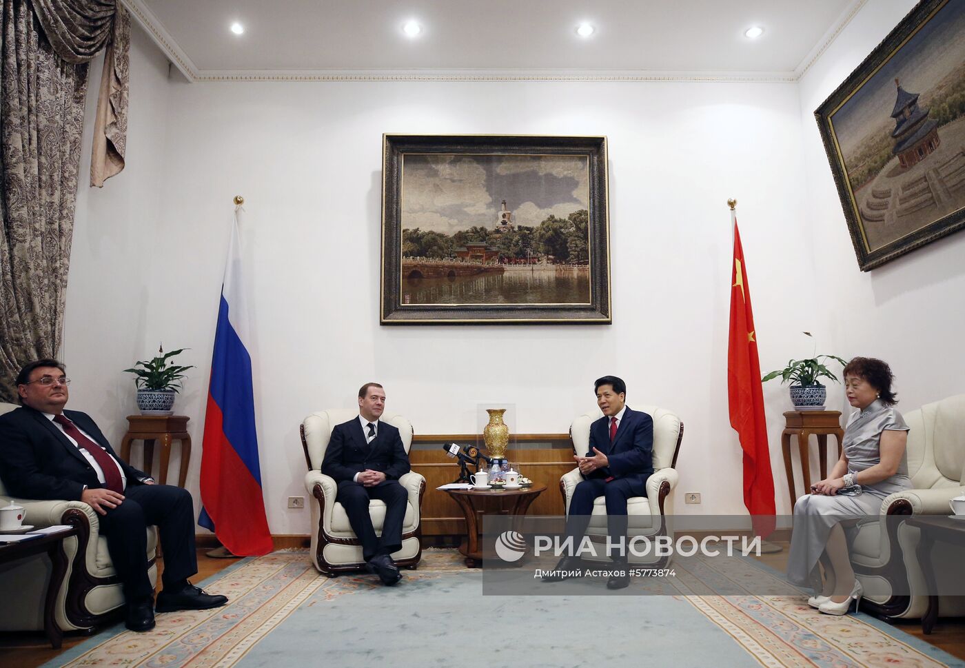 Премьер-министр РФ Д. Медведев посетил посольство КНР в Москве
